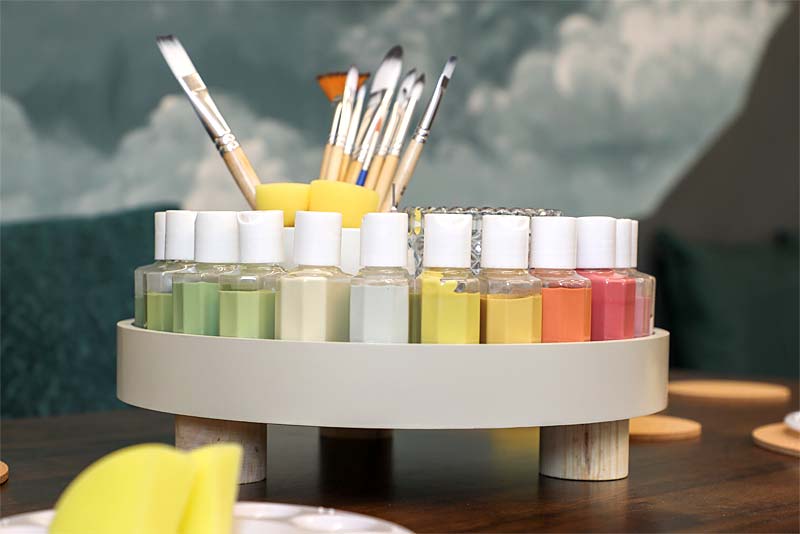 Choose from a wide range of colours, brushes and sponges to help you create your masterpiece.